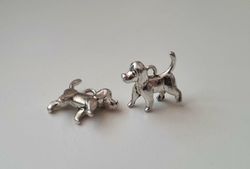 2 st silverfärgade hundar. Berlocker / charms