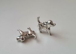 2 st silverfärgade hundar. Berlocker / charms