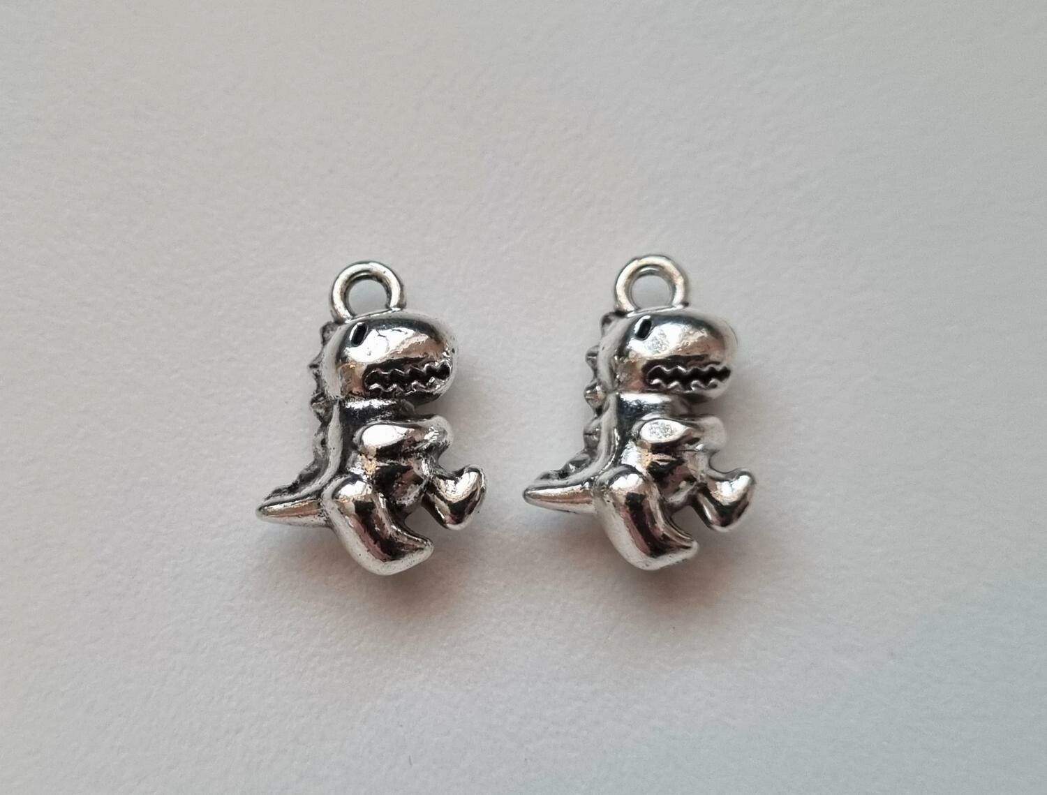 2 st Dinosaurier. Berlocker / charms / hängen