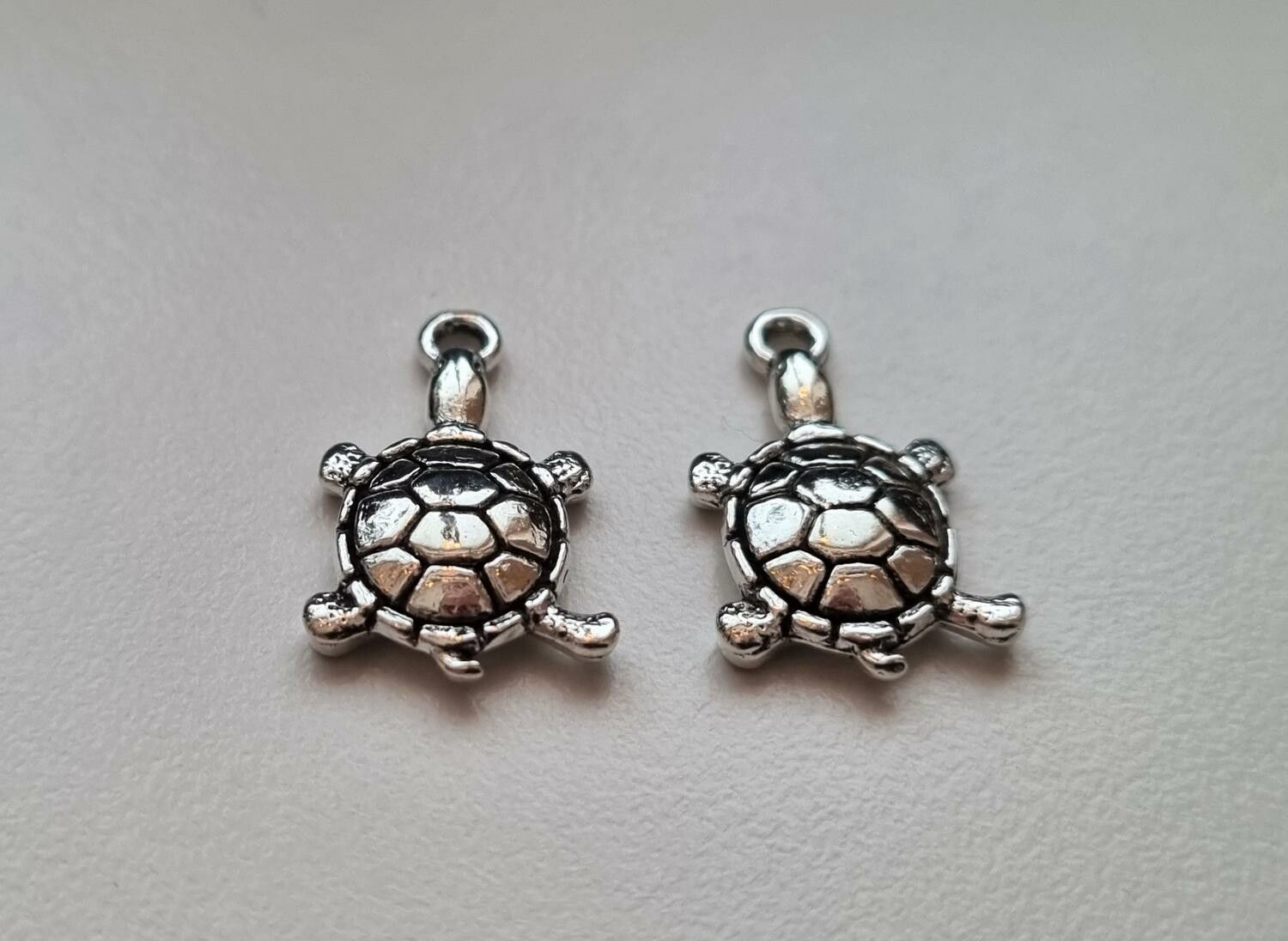 2 st söta sköldpaddor. Berlocker / charms / hängen