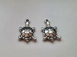 2 st söta sköldpaddor. Berlocker / charms / hängen
