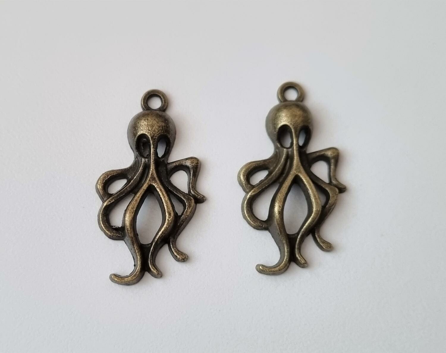 2 st bronsfärgade bläckfiskar. Berlocker / charms / hängen
