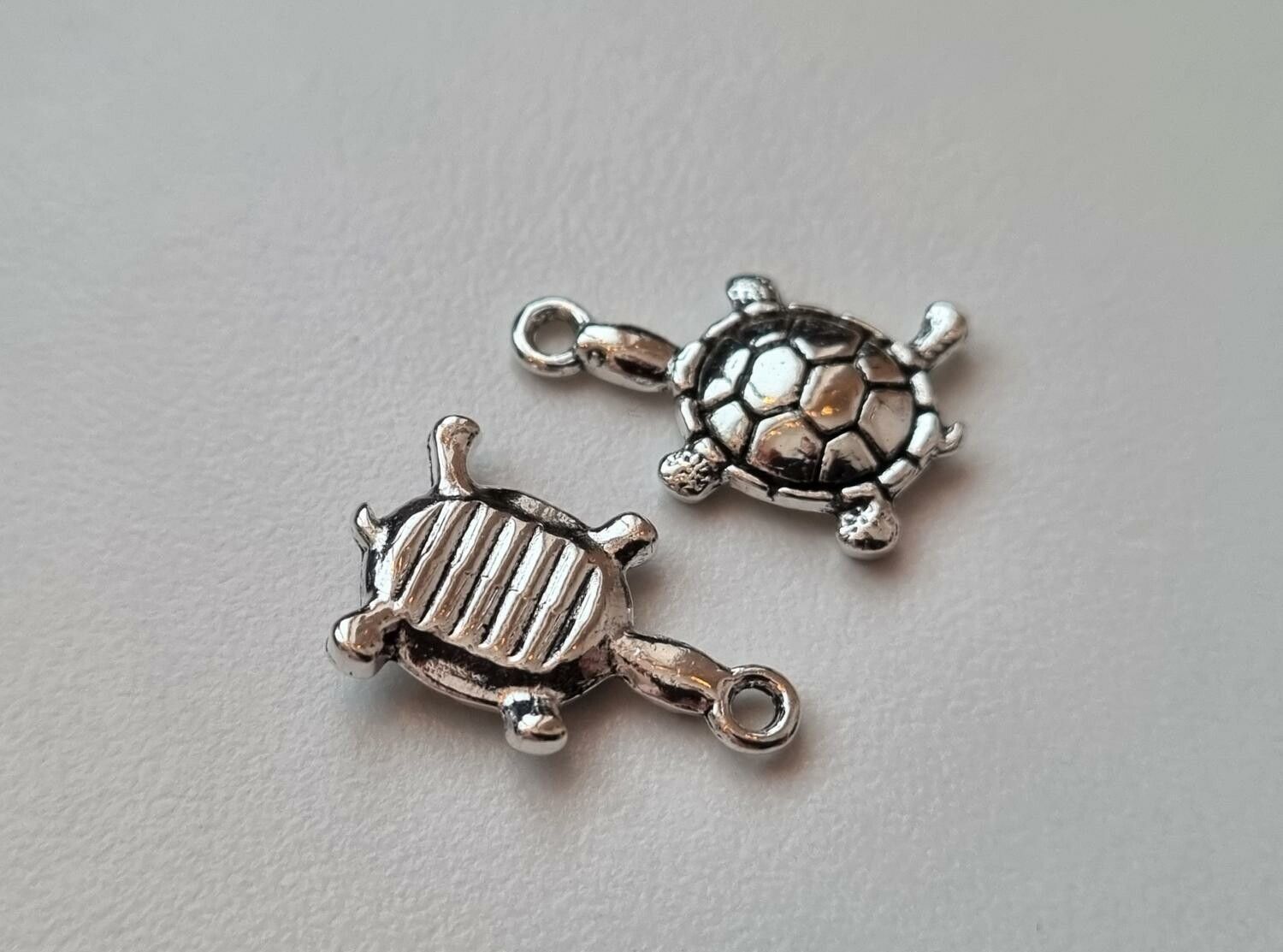 2 st söta sköldpaddor. Berlocker / charms / hängen