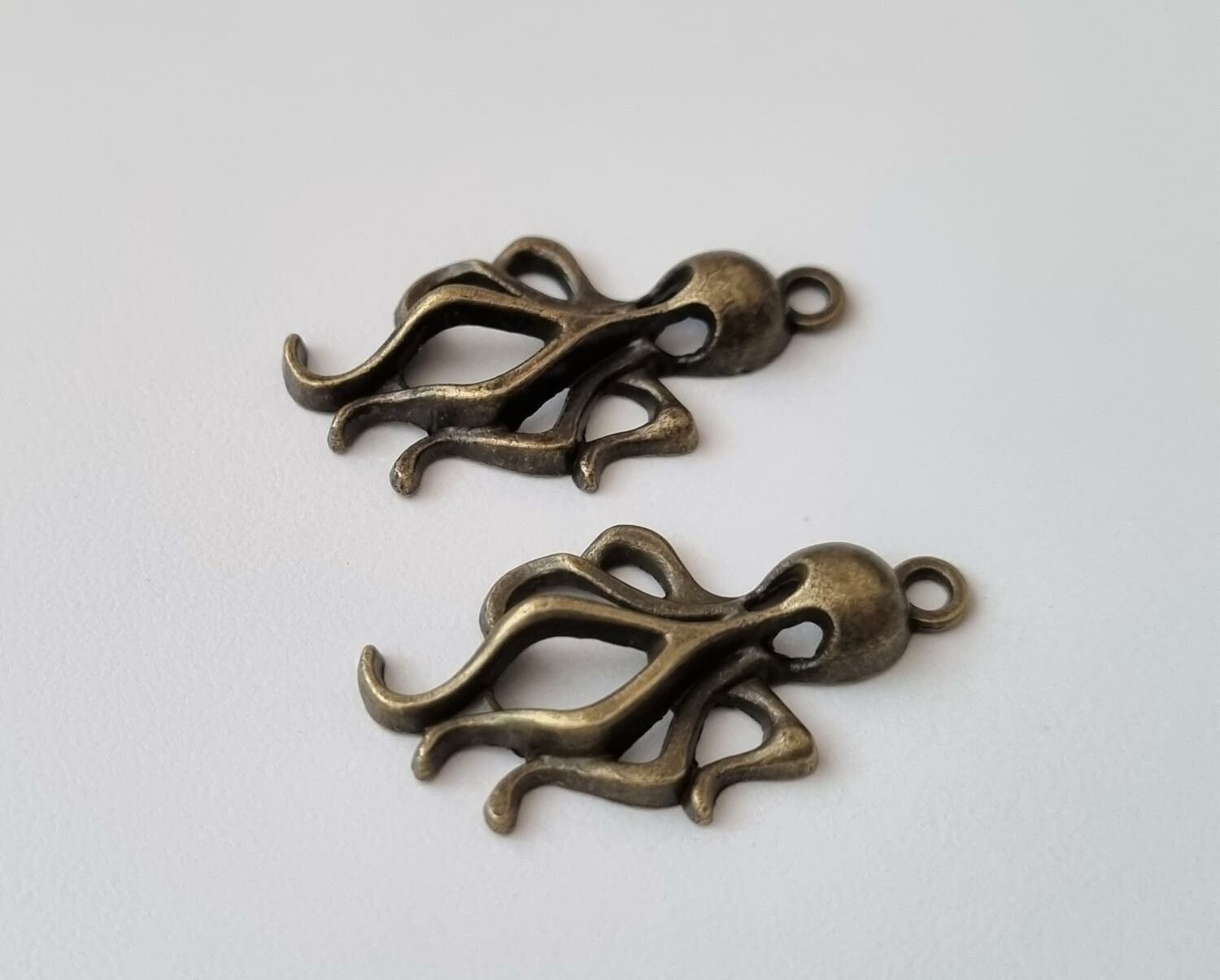 2 st bronsfärgade bläckfiskar. Berlocker / charms / hängen