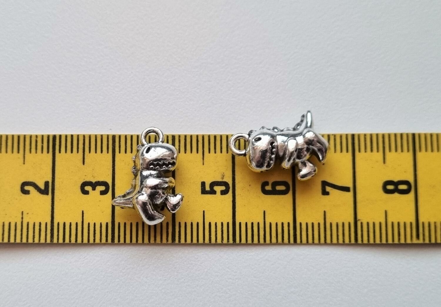 2 st Dinosaurier. Berlocker / charms / hängen