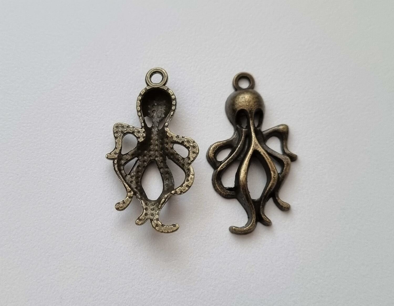 2 st bronsfärgade bläckfiskar. Berlocker / charms / hängen