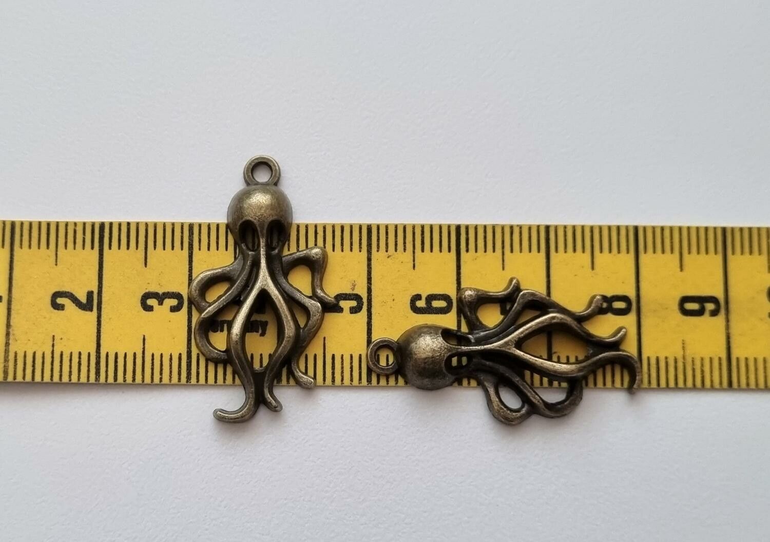 2 st bronsfärgade bläckfiskar. Berlocker / charms / hängen