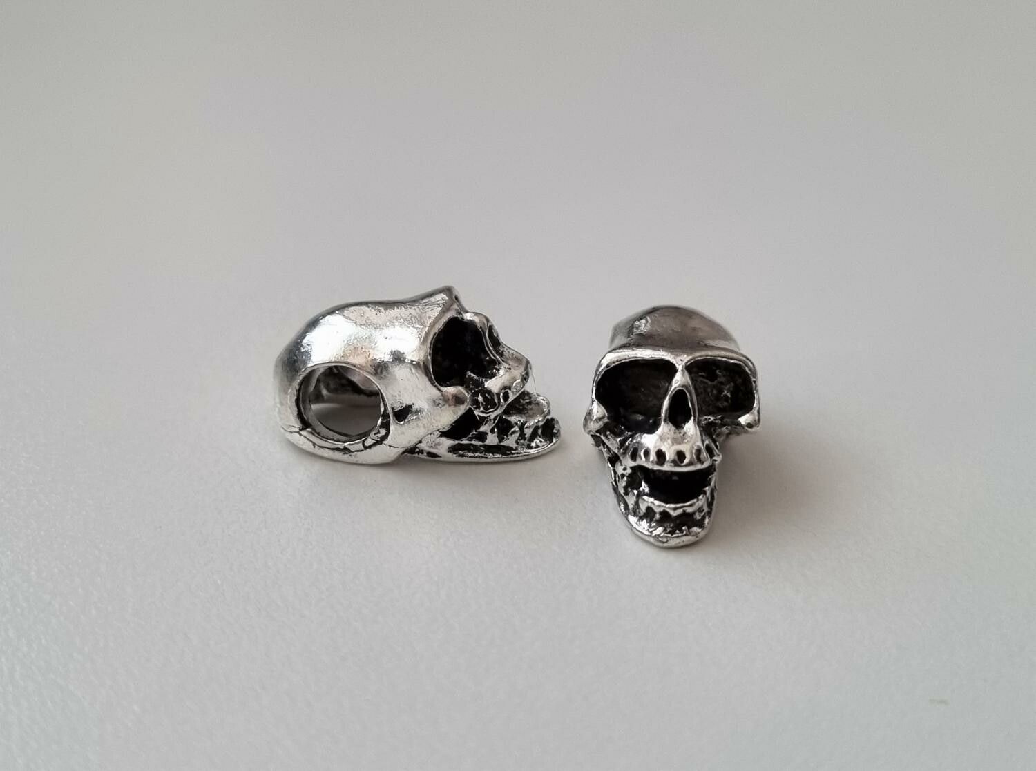 2 st silverfärgade dödskallar. Hängen / berlocker / charms / miniatyrer