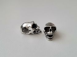 2 st silverfärgade dödskallar. Hängen / berlocker / charms / miniatyrer