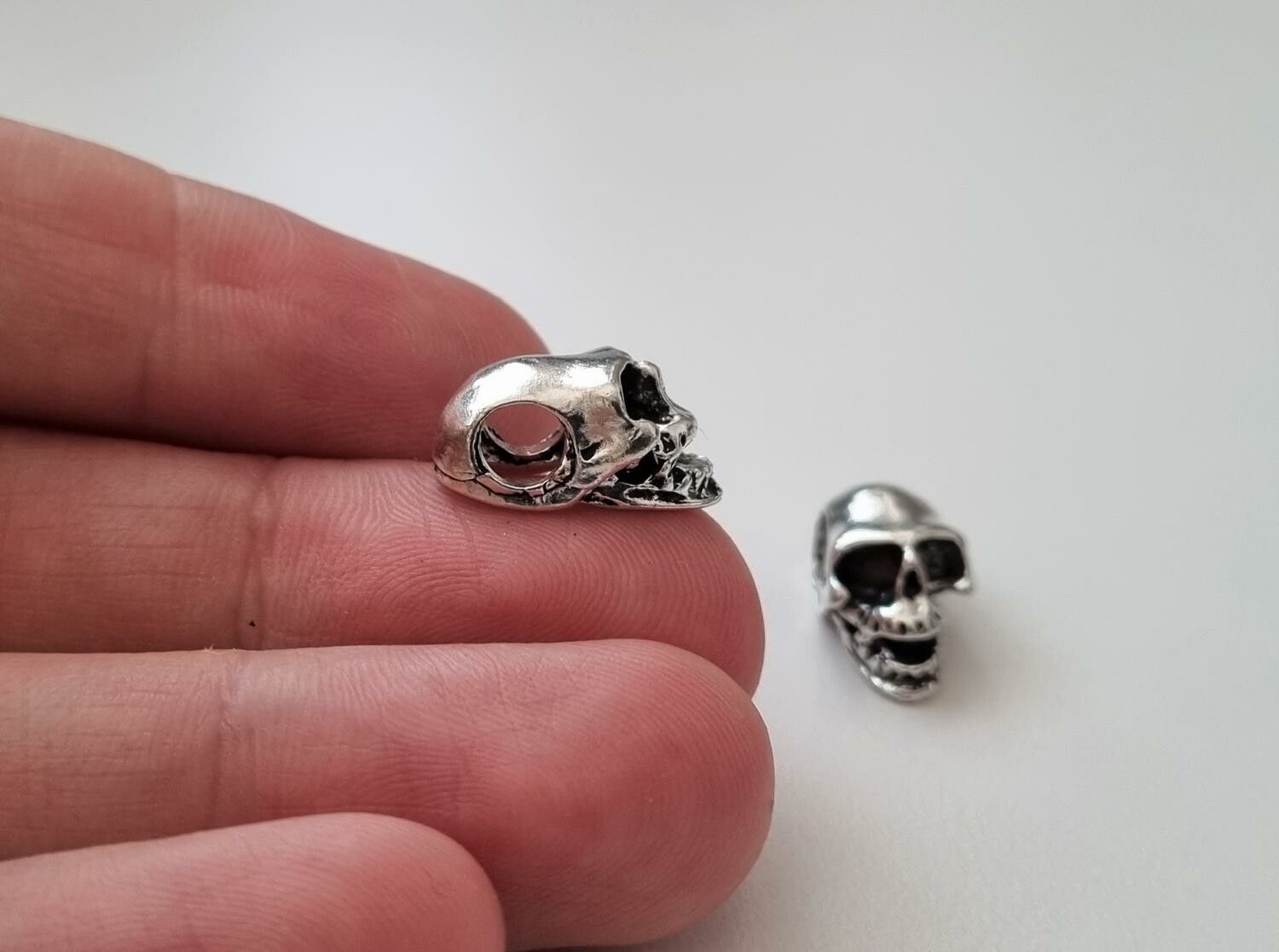 2 st silverfärgade dödskallar. Hängen / berlocker / charms / miniatyrer