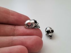 2 st silverfärgade dödskallar. Hängen / berlocker / charms / miniatyrer