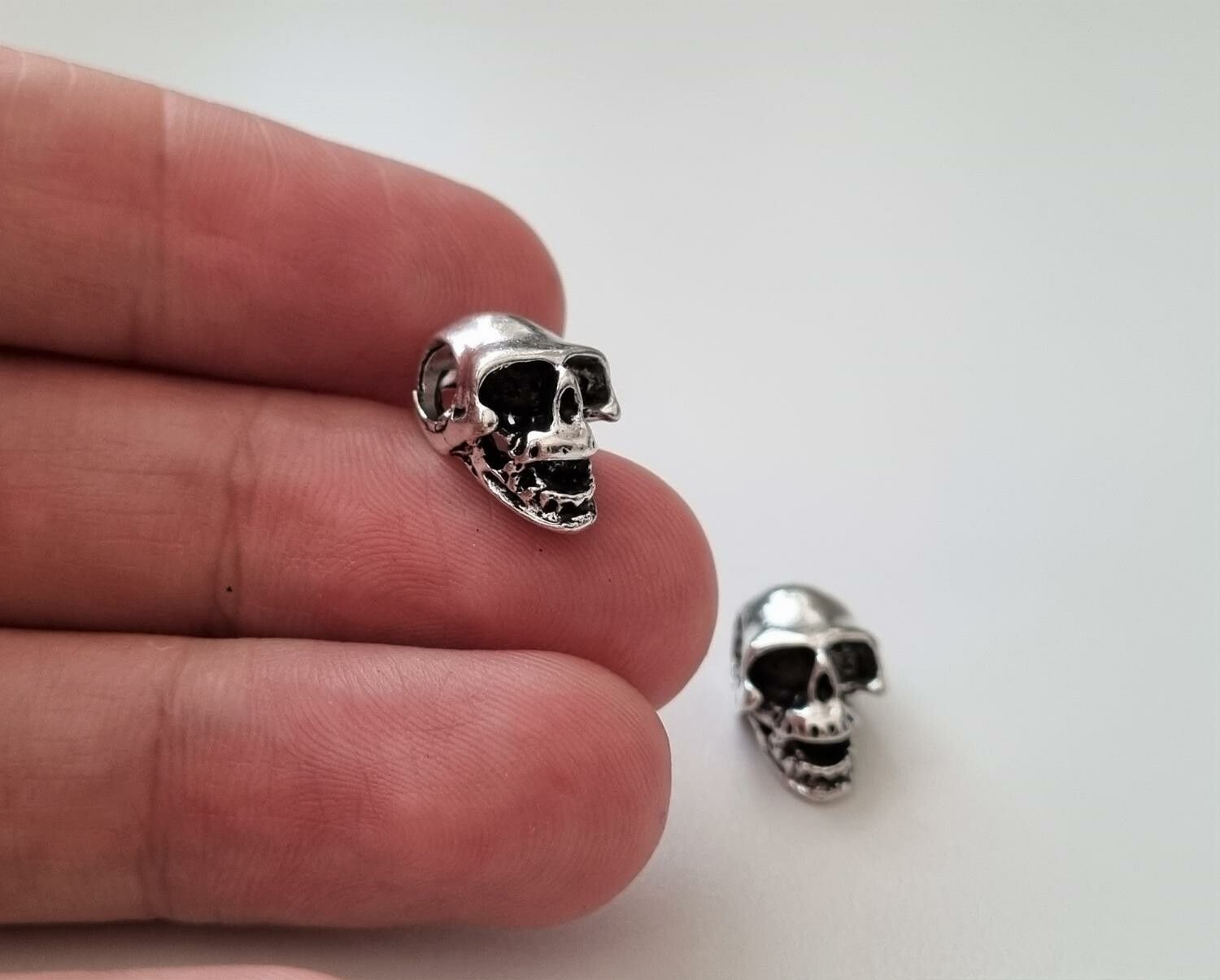 2 st silverfärgade dödskallar. Hängen / berlocker / charms / miniatyrer