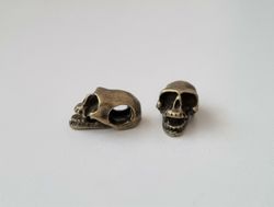 2 st bronsfärgade dödskallar. Hängen / berlocker / charms / miniatyrer
