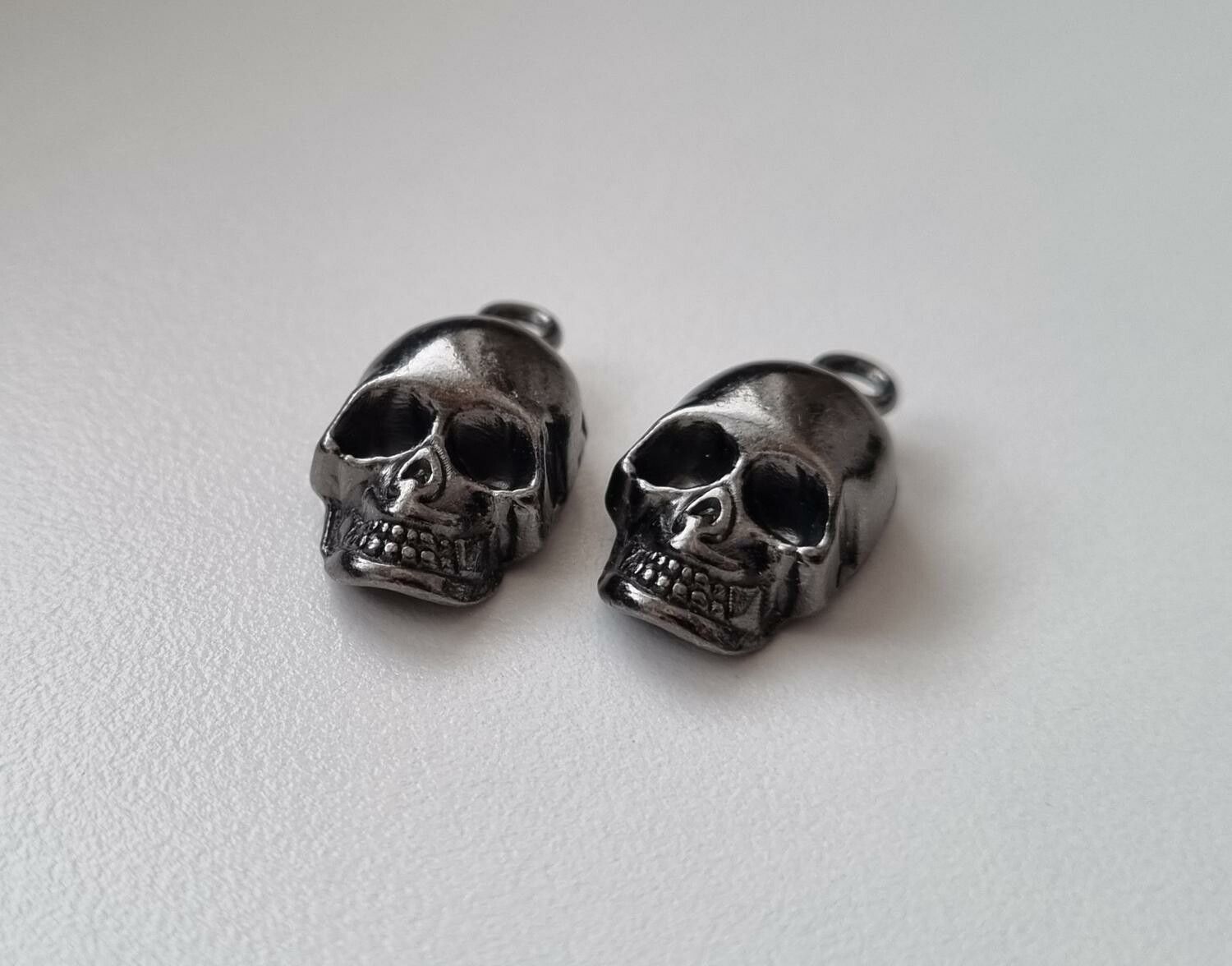 2 st svarta dödskallar. Hängen / berlocker / charms för smyckestillverkning