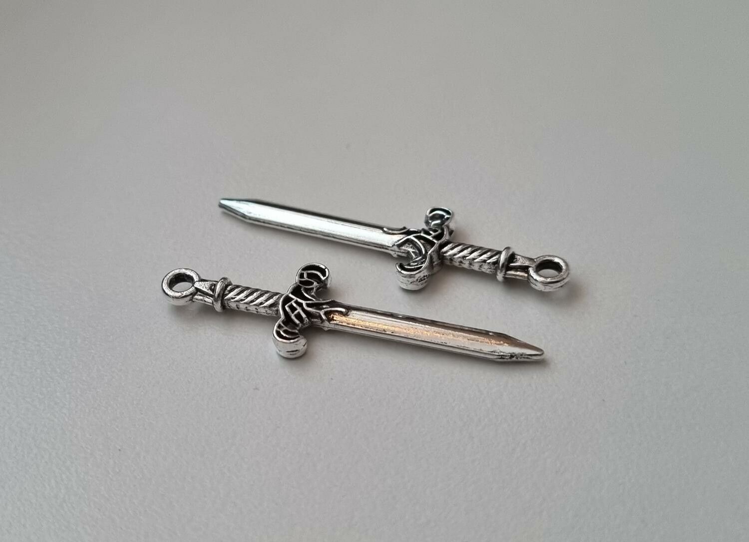 2 st minisvärd, miniatyrsvärd. Berlocker / charms
