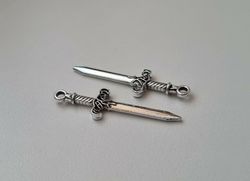 2 st minisvärd, miniatyrsvärd. Berlocker / charms
