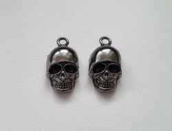 2 st svarta dödskallar. Hängen / berlocker / charms för smyckestillverkning