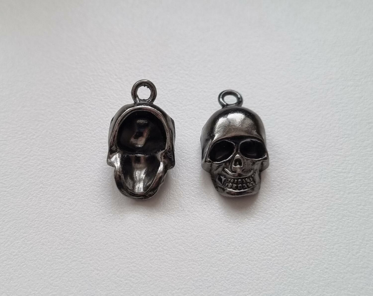 2 st svarta dödskallar. Hängen / berlocker / charms för smyckestillverkning