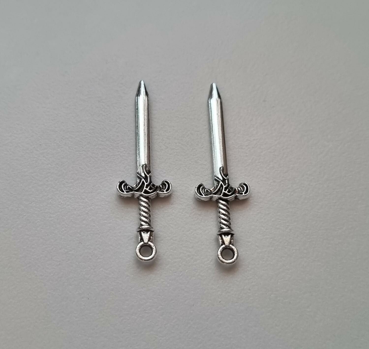 2 st minisvärd, miniatyrsvärd. Berlocker / charms