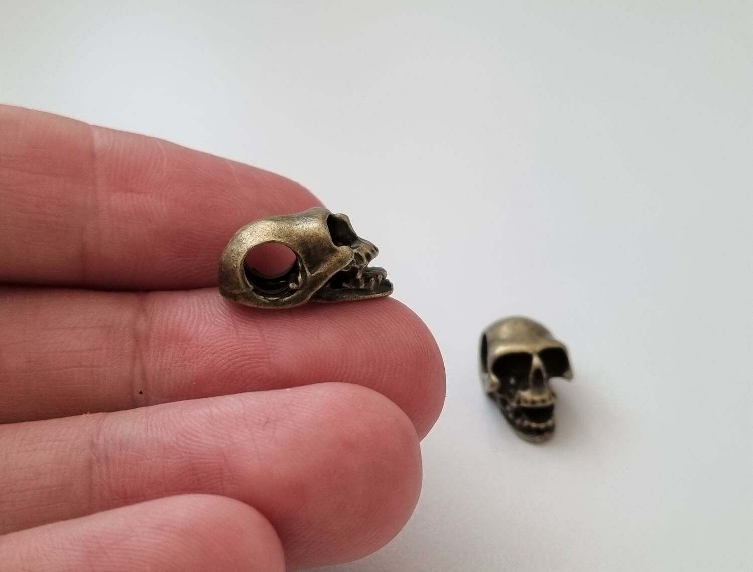 2 st bronsfärgade dödskallar. Hängen / berlocker / charms / miniatyrer
