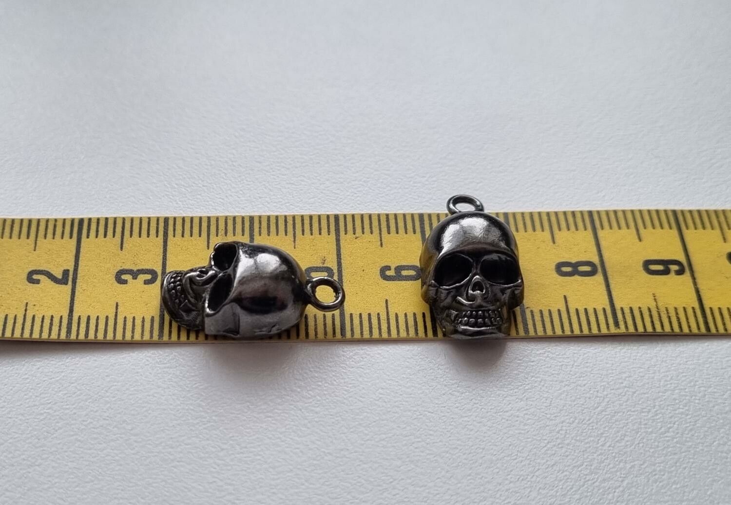 2 st svarta dödskallar. Hängen / berlocker / charms för smyckestillverkning