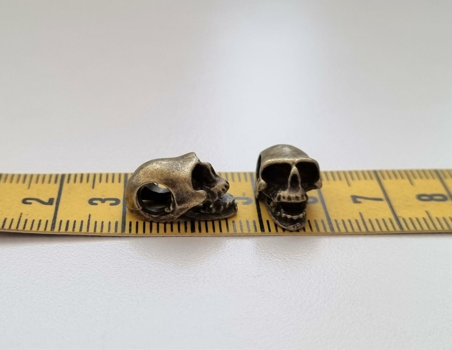 2 st bronsfärgade dödskallar. Hängen / berlocker / charms / miniatyrer
