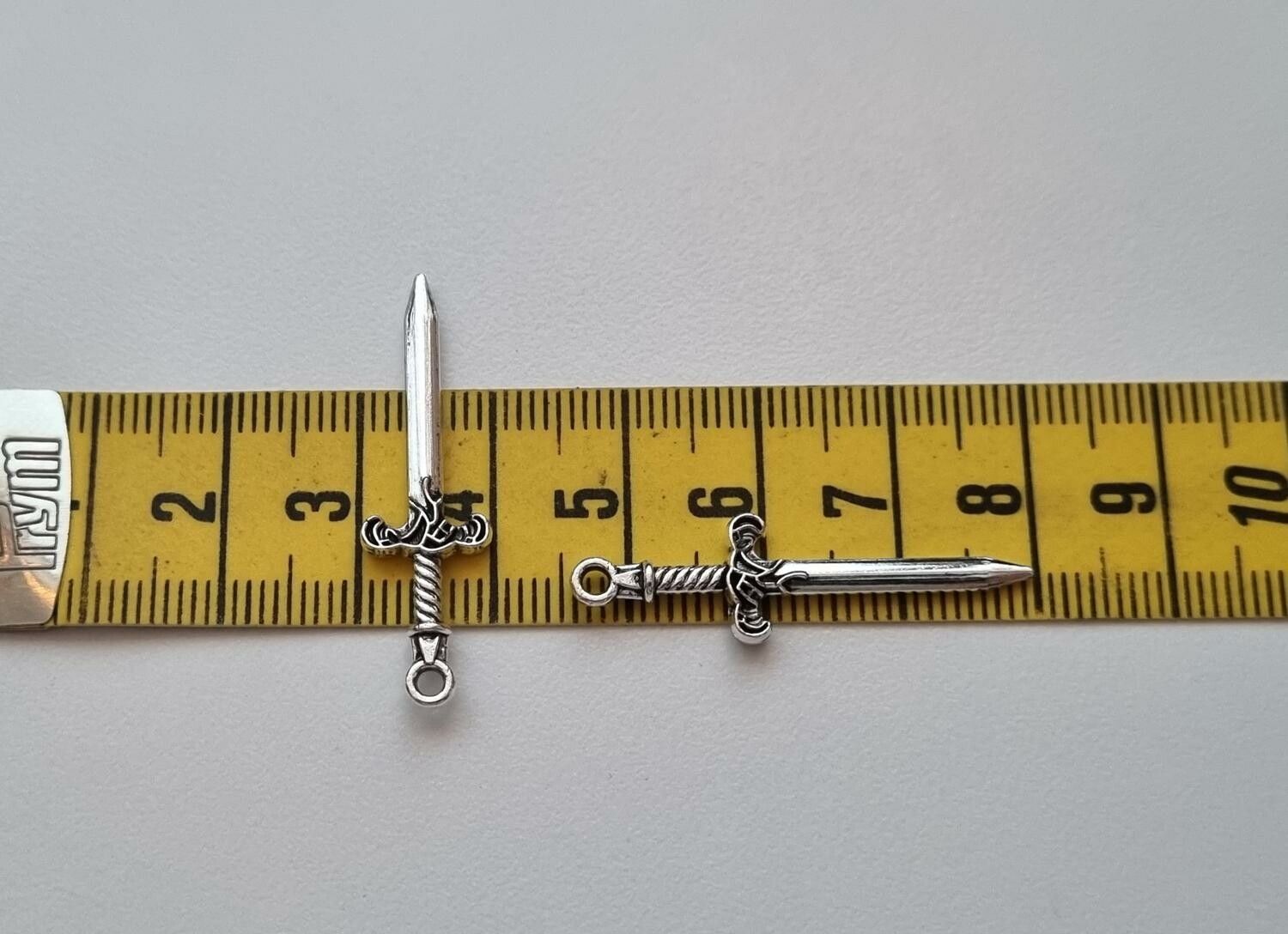 2 st minisvärd, miniatyrsvärd. Berlocker / charms