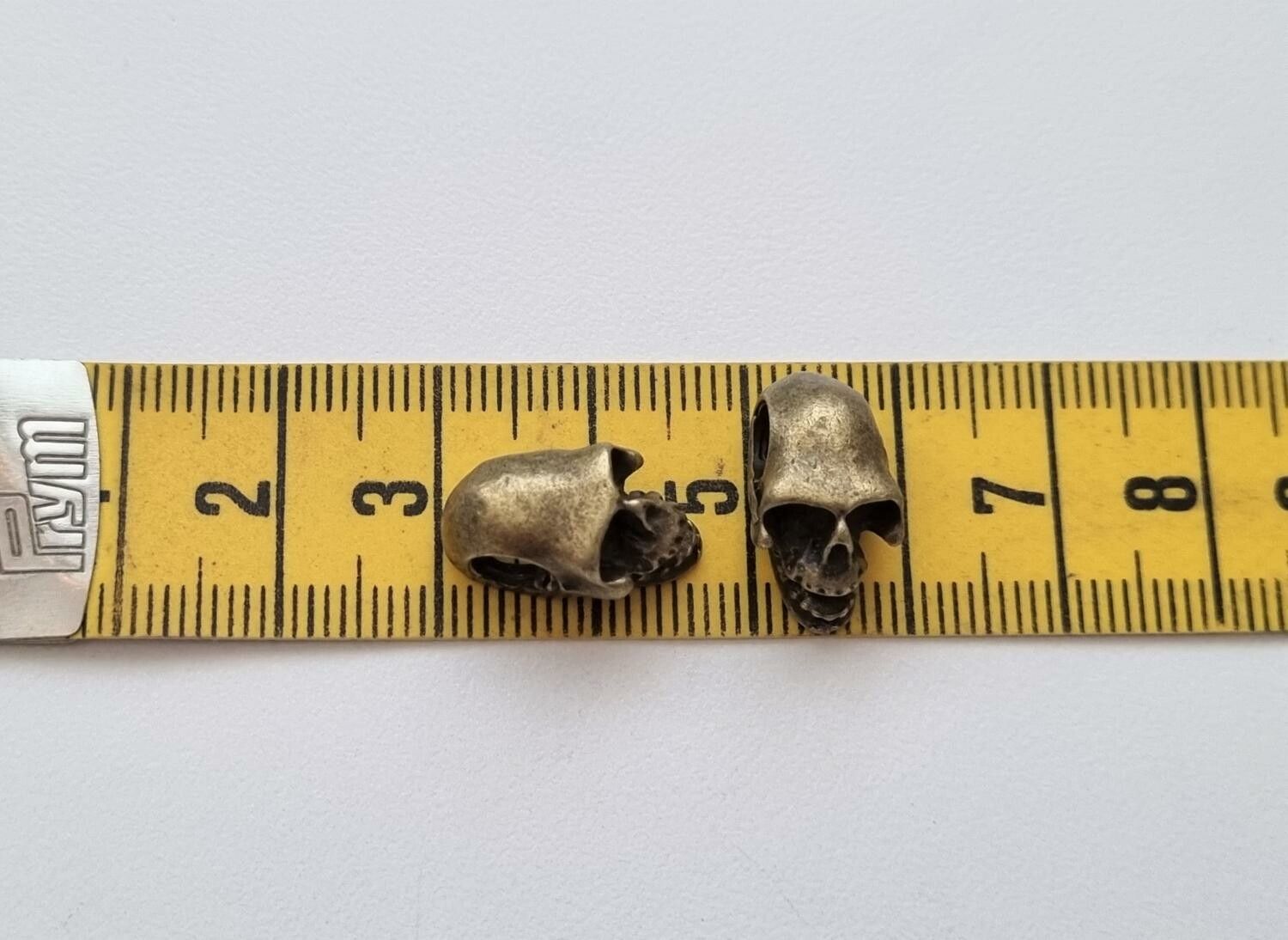 2 st bronsfärgade dödskallar. Hängen / berlocker / charms / miniatyrer