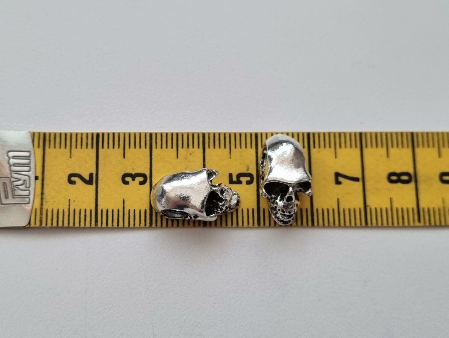 2 st silverfärgade dödskallar. Hängen / berlocker / charms / miniatyrer
