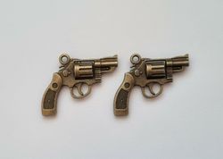 2 st bronsfärgade revolvrar / pistoler. Hängen / berlocker