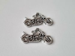2 st silverfärgade motorcyklar, berlocker