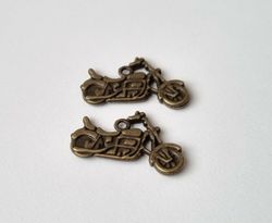2 st bronsfärgade motorcyklar, berlocker