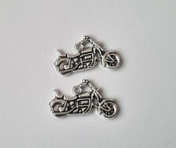 2 st silverfärgade motorcyklar, berlocker