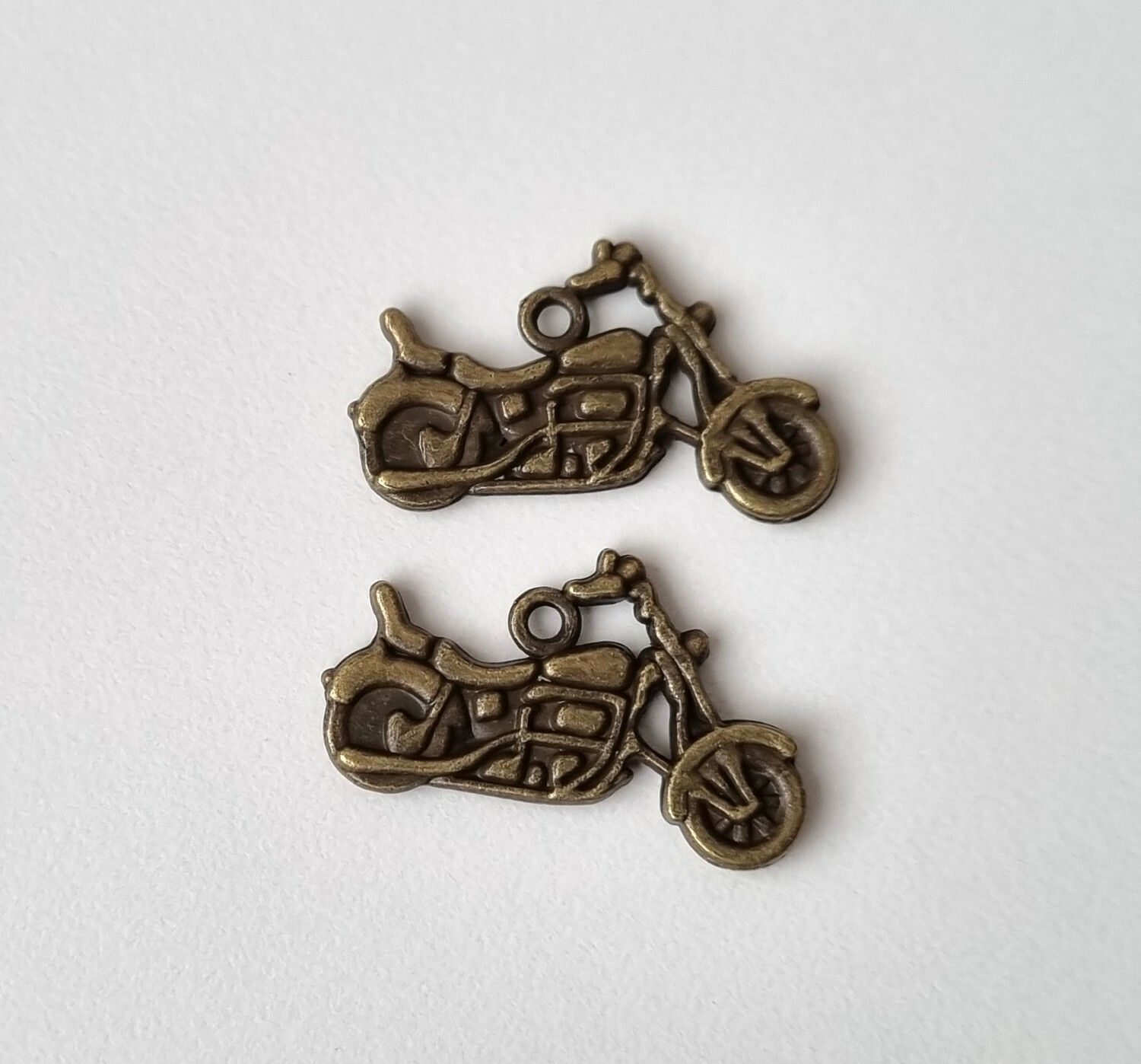 2 st bronsfärgade motorcyklar, berlocker