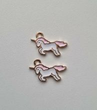 2 st rosa enhörningar - berlocker / charms / hängen