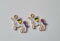 2 st regnbågsfärgade enhörningar - berlocker / charms / hängen