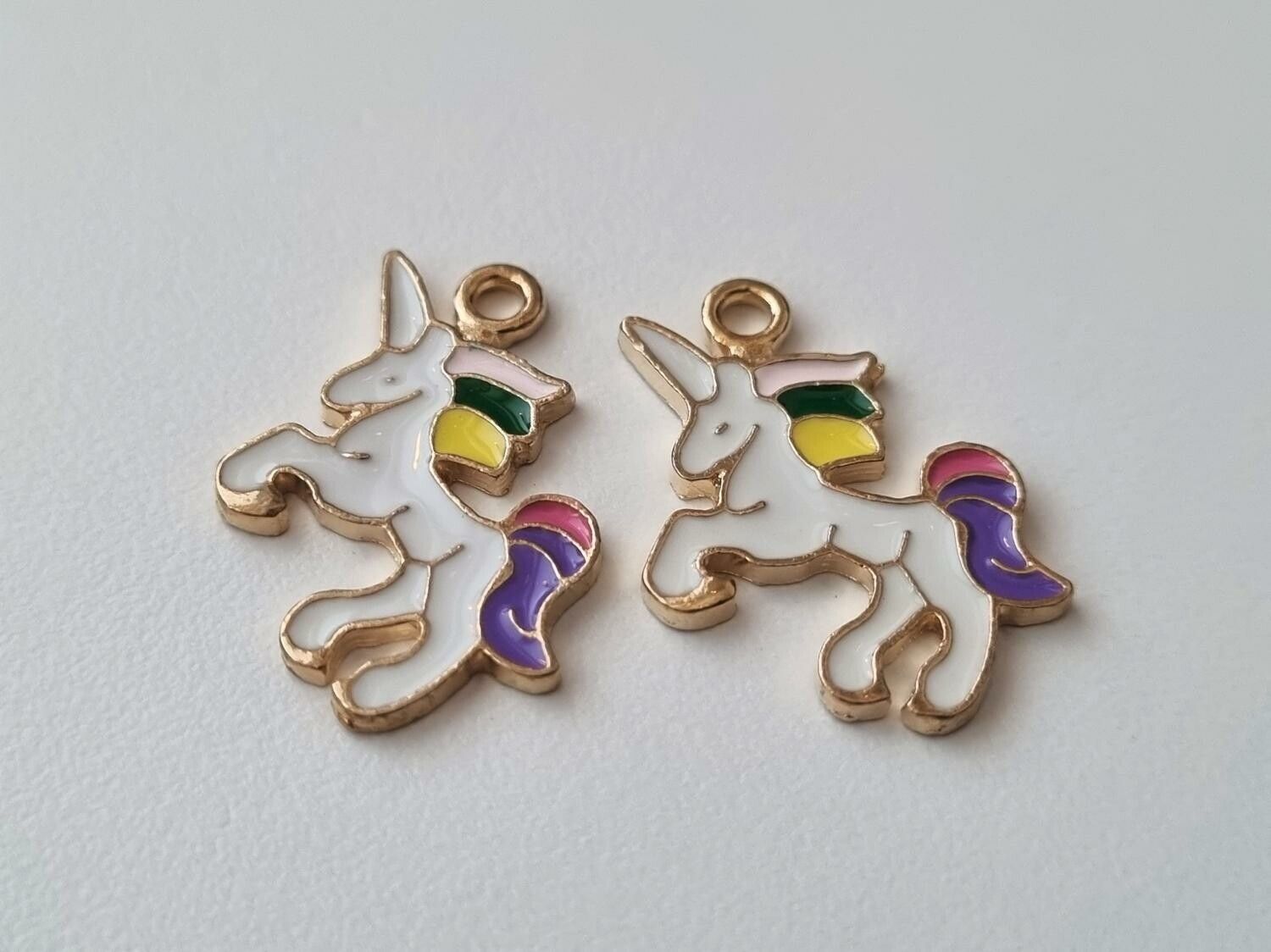 2 st regnbågsfärgade enhörningar - berlocker / charms / hängen