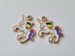 2 st regnbågsfärgade enhörningar - berlocker / charms / hängen