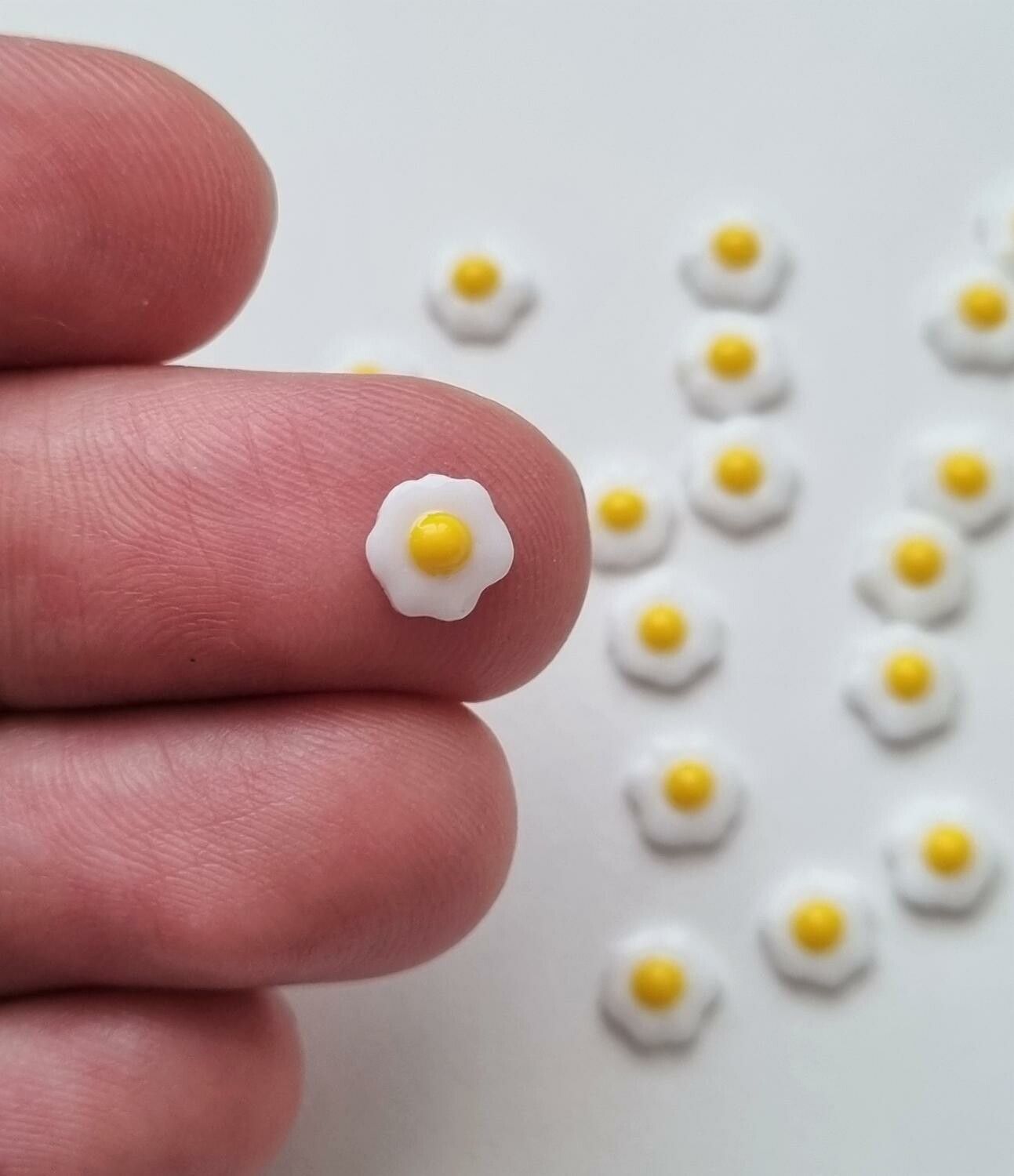 10 st ägg, miniatyrägg, miniatyrer för dockskåp / tittskåp