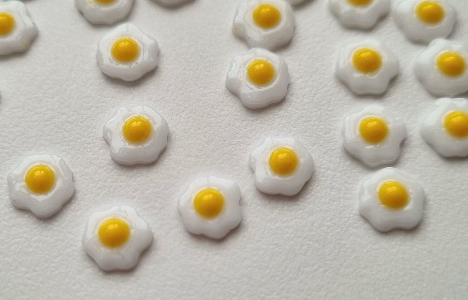 10 st ägg, miniatyrägg, miniatyrer för dockskåp / tittskåp