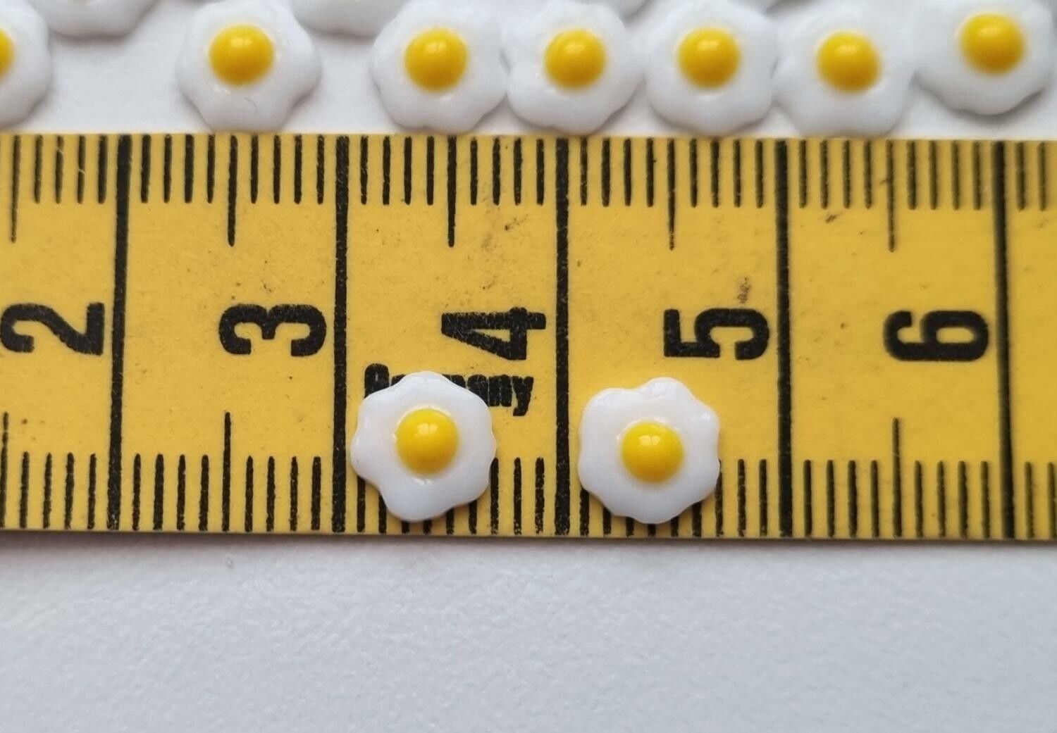 10 st ägg, miniatyrägg, miniatyrer för dockskåp / tittskåp
