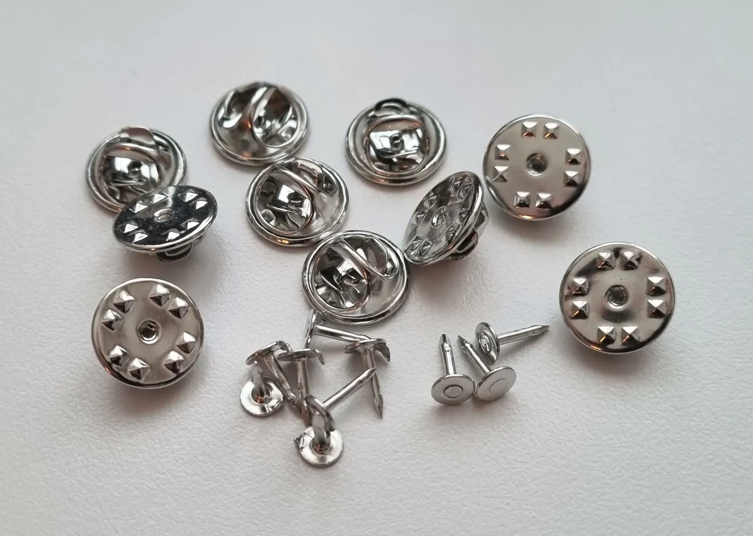 10 st silverfärgade fjärilslås / klämstift för att göra pins - Fyndgren