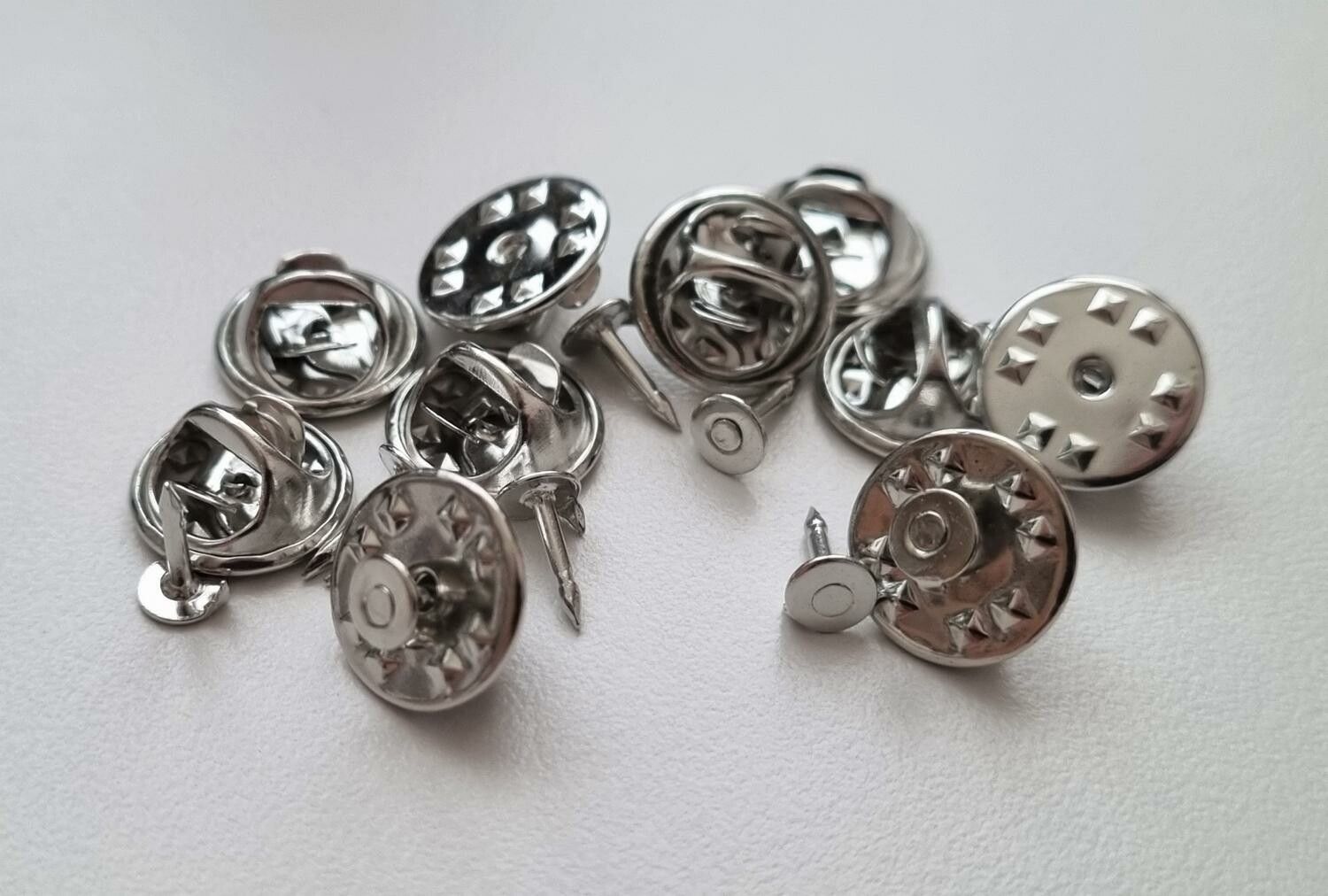 10 st silverfärgade fjärilslås / klämstift för att göra pins