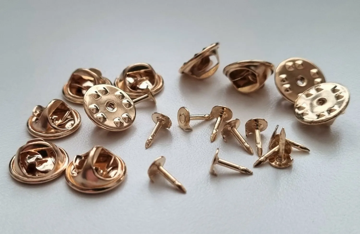 10 st guldfärgade fjärilslås / klämstift för att göra pins - Fyndgren