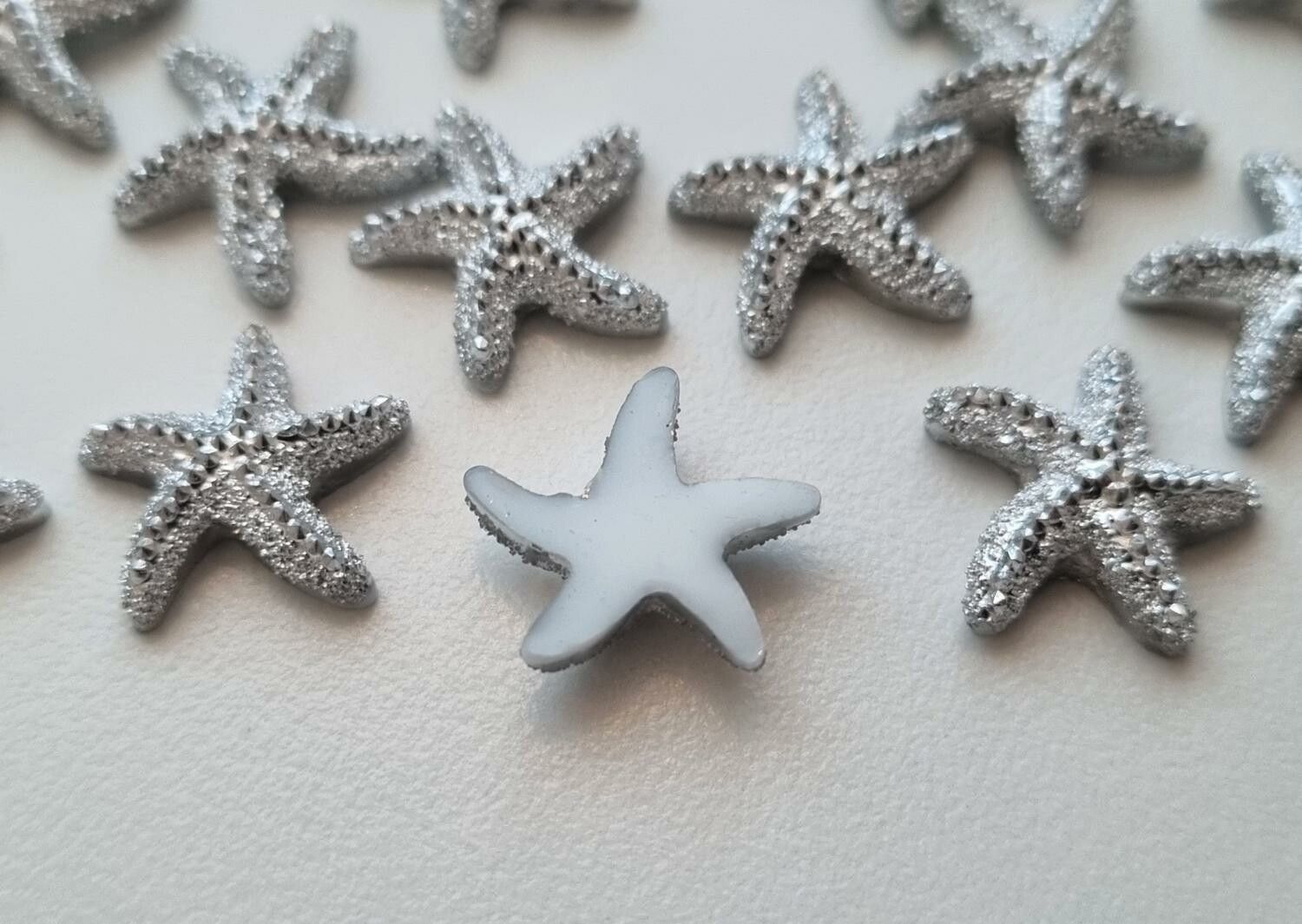 10 st små grå sjöstjärnor, flatbacks för dekoration, scrapbooking mm