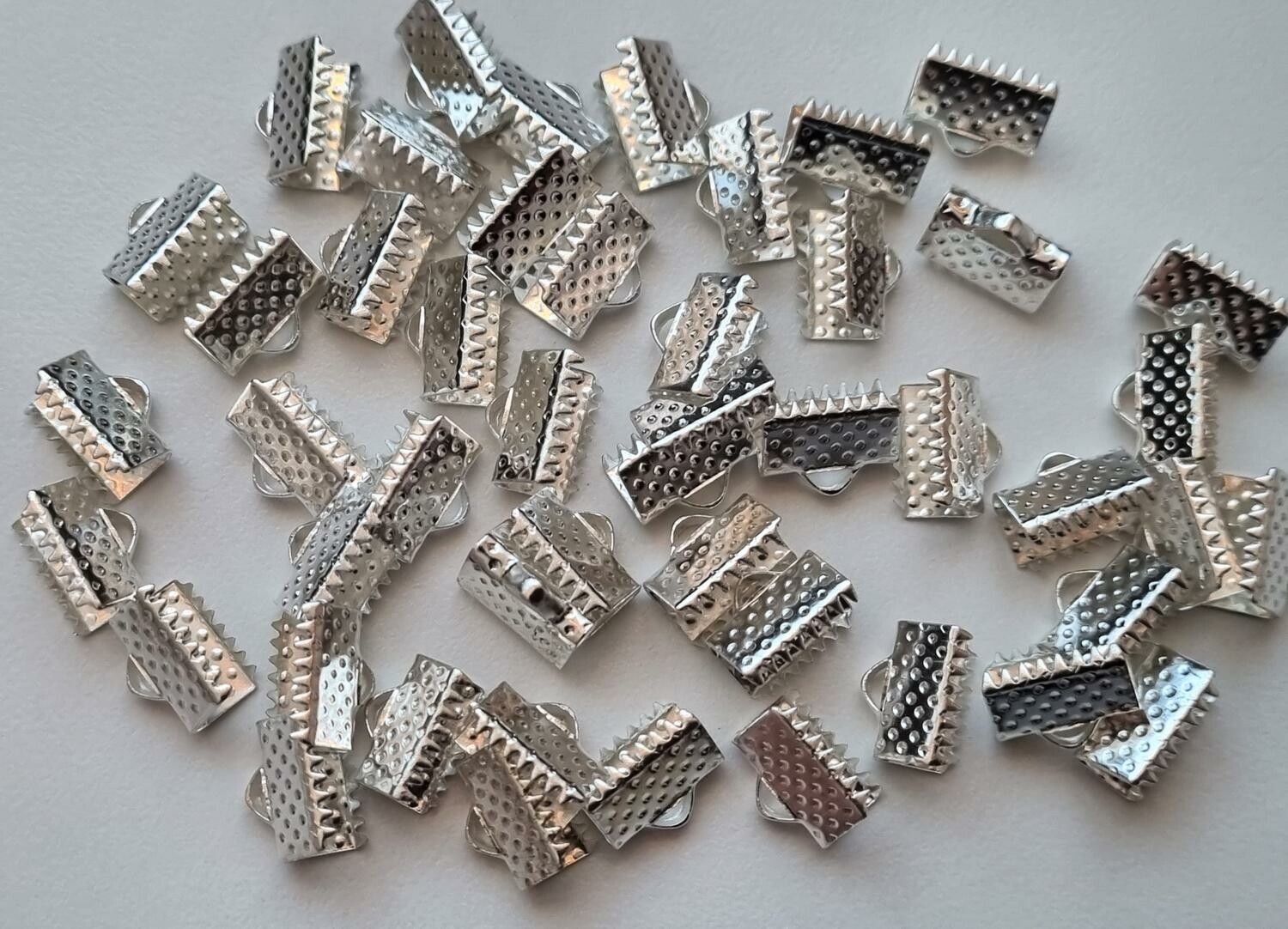 10 st silverfärgade lås klämmor (10 mm)