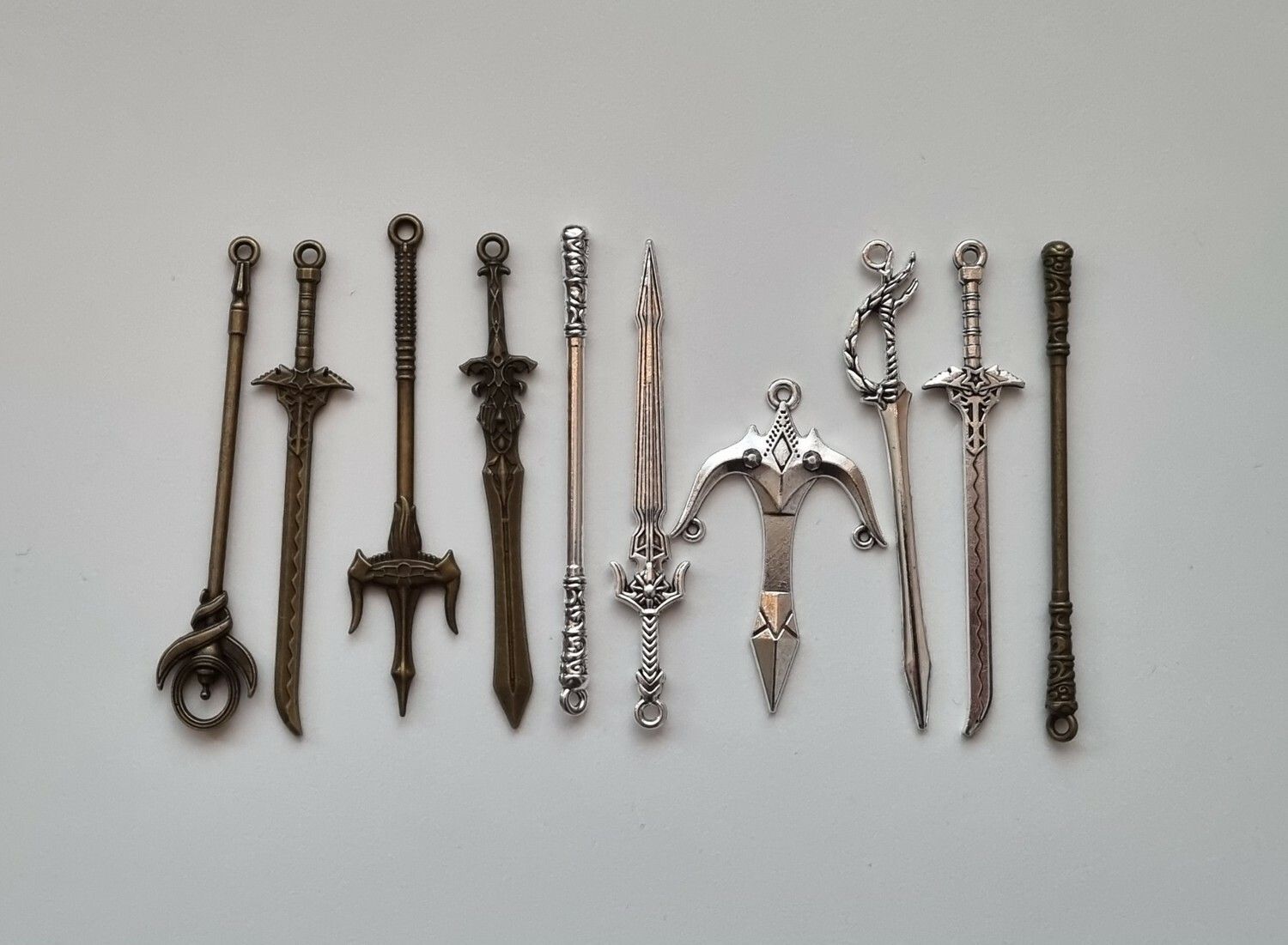 10 st miniatyrvapen, minisvärd, treuddar med mera