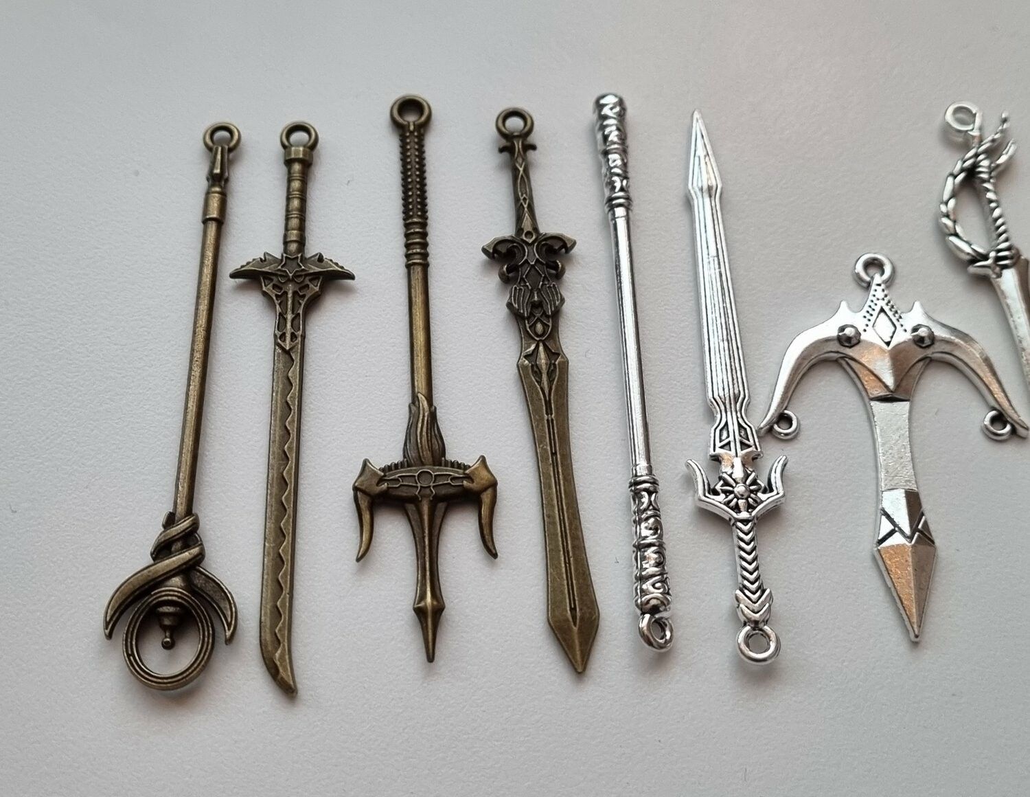 10 st miniatyrvapen, minisvärd, treuddar med mera