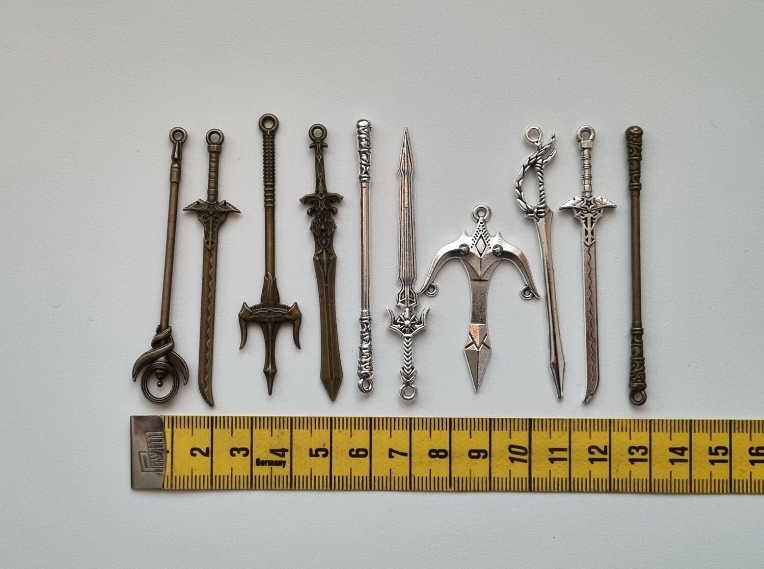 10 st miniatyrvapen, minisvärd, treuddar med mera