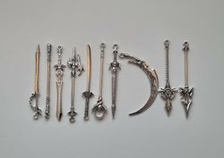 10 st miniatyrvapen, minisvärd, treuddar med mera (silverfärgade)